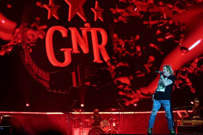 &copy; Reuters. Foto de archivo de Axl Rose, líder de los Guns N' Roses, en un show wn Abu Dabi
 Nov  25, 2018. REUTERS/Christopher Pike