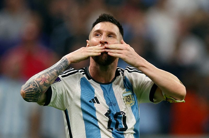 &copy; Reuters. El astro argentino Lionel Messi saluda a los simpatizantes de Argentina tras el tercer gol del equipo frente a la selección de Croacia en el partido de la semifinal del Mundial de Qatar en el Estadio Lusail en Qatar.  REUTERS/Kai Pfaffenbach     