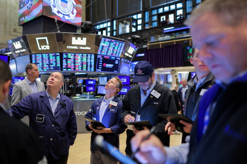 © Reuters. FILE PHOTO: Traders work on the trading floor at the New York Stock Exchange (NYSE) in Manhattan, New York City, U.S., November 11, 2022. REUTERS/Andrew Kelly/File Photo