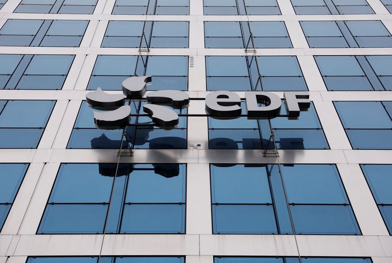 &copy; Reuters. Le logo EDF est vu sur la façade du bâtiment de l'entreprise à Paris, France. /Photo prise le 17 février 2023/REUTERS/Christian Hartmann