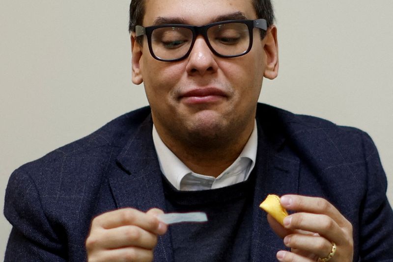 &copy; Reuters. Deputado George Santos lê biscoito da sorte, em Nova York, EUA
22/01/2023
REUTERS/Jonathan Ernst   