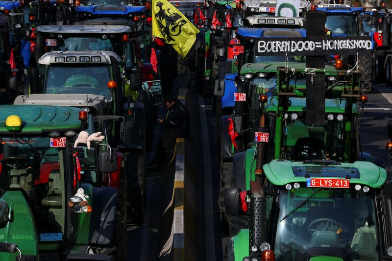 &copy; Reuters. Tratores entram em Bruxelas em protesto de fazendeiros contra limites de emissões de nitrogênio
03/03/2023
REUTERS/Yves Herman