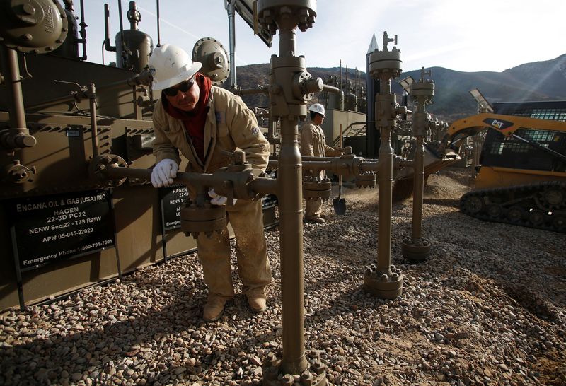 &copy; Reuters. FILE PHOTO: Workers put the final touches on a natural gas well platform owned by Encana south of Parachute, Colorado, December 8, 2014. . REUTERS/Jim Urquhart/File Photo