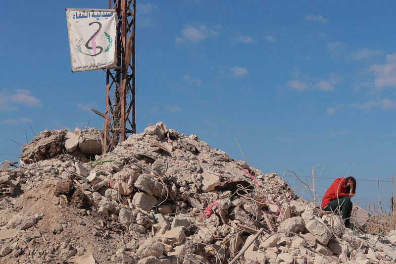 &copy; Reuters. امرأة تجلس على أطلال منزلها الذي دمره الزلزال في سوريا في صورة بتاريخ 17 فبراير شباط 2023. تصوير: عمرو الفقي - رويترز. 