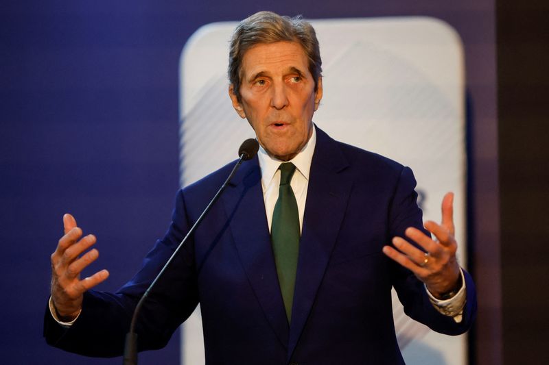 &copy; Reuters. FOTO DE ARCHIVO: John Kerry, enviado especial de Estados Unidos para el clima, habla mientras asiste a la inauguración del pabellón estadounidense en la cumbre del clima COP27 en Sharm el-Sheikh, en el Mar Rojo, Egipto. 8 de noviembre, 2022. REUTERS/Moh