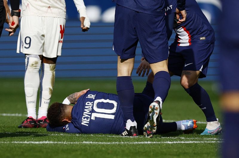 &copy; Reuters. Feb 19, 2023 
Foto del domingo del delantero del Paris St Germain Neymar tras sufrir una lesión de tobillo 
 REUTERS/Sarah Meyssonnier