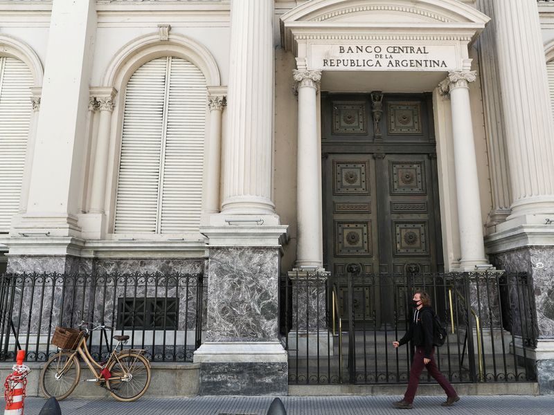 &copy; Reuters. FILE PHOTO: A man walks past Argentina's Central Bank, in downtown Buenos Aires, Argentina September 16, 2020. REUTERS/Agustin Marcarian/File Photo