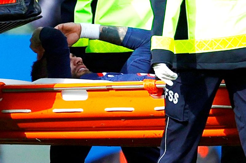 &copy; Reuters. نيمار يخرج من الملعب على محفة بعد اصابته خلال مباراة أمام ليل بدوري الدرجة الأولى الفرنسي لكرة القدم يوم 19 فبراير شباط 2023. تصوير: سارة ميسوني