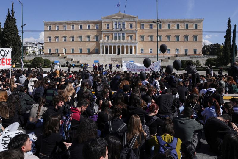 &copy; Reuters. محتجون خلال مظاهرة أمام مبنى البرلمان اليوناني في أثينا يوم الجمعة. توصير: لويزا فاردي - رويترز.