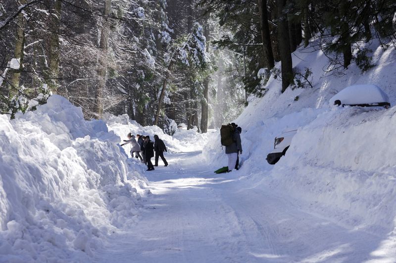 &copy; Reuters. FILE PHOTO: A massive amount of snow traps residents of mountain towns in San Bernadino County, Crestline, California, U.S. March 2, 2023.  REUTERS/David Swanson