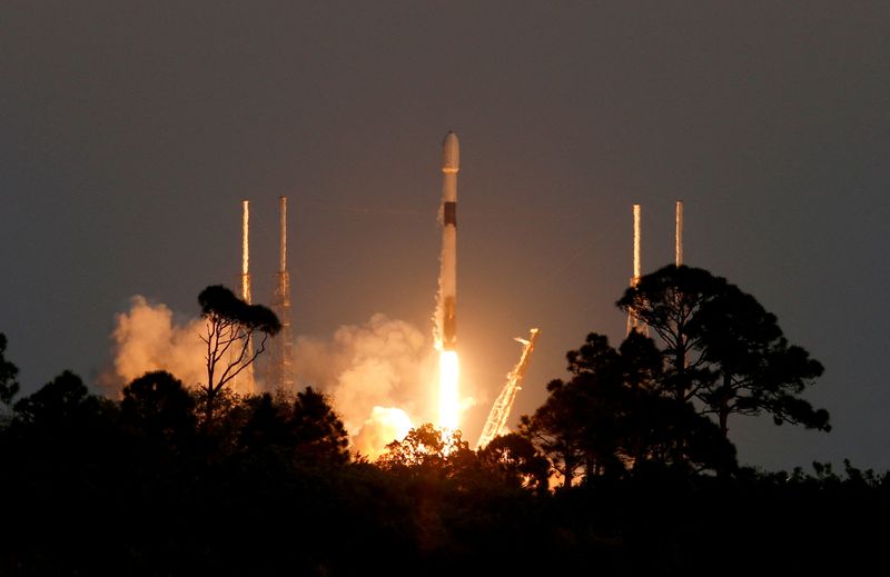 &copy; Reuters. FILE PHOTO: A SpaceX Falcon 9 rocket lifts off with a payload of 21 Starlink satellites from the Cape Canaveral Space Force Station in Cape Canaveral, Florida, U.S., February 27, 2023. REUTERS/Joe Skipper/File Photo
