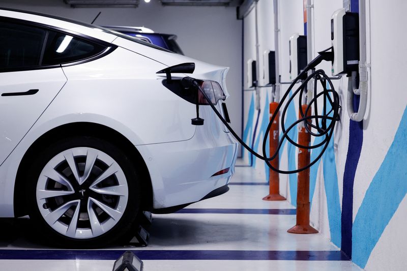 © Reuters. FILE PHOTO: An electric vehicle is plugged into a charging station in Bilbao, Spain, February 15, 2023. REUTERS/Vincent West