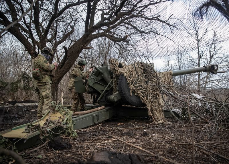 &copy; Reuters. Militares ucraniano se preparam para disparar de um obus em linha de frente perto da cidade de Bakhmut
02/03/2023
REUTERS/Oleksandr Ratushniak