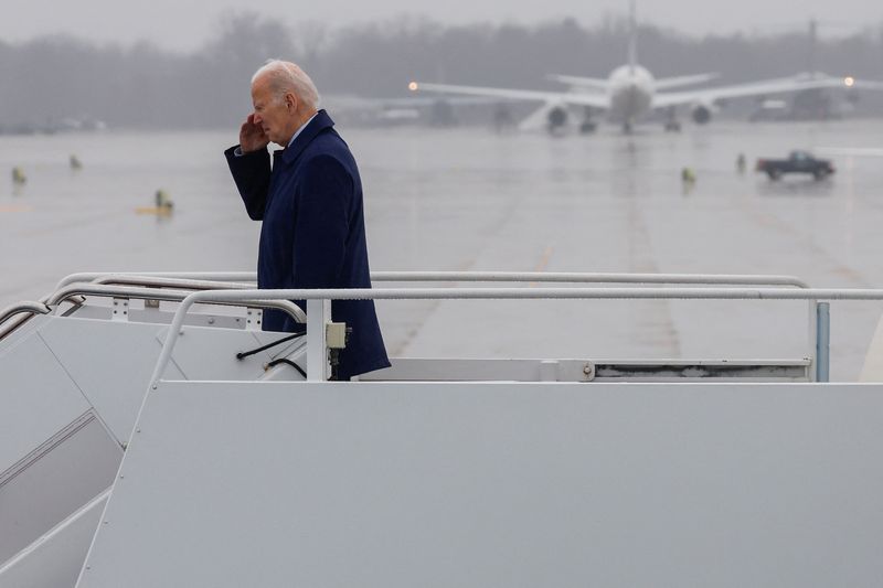 &copy; Reuters. Le président américain Joe Biden monte à bord du Air Force One pour se rendre dans le Delaware depuis la base aérienne Andrews, dans le Maryland, aux Etats-Unis. /Photo prise le 3 mars 2023/REUTERS/Jonathan Ernst