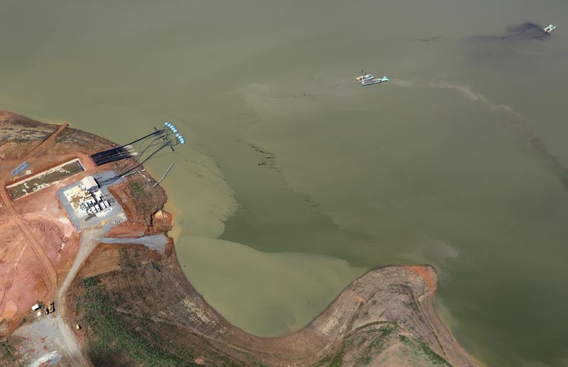 &copy; Reuters. FILE PHOTO: Boats from SABESP (top R), a Brazilian enterprise of Sao Paulo state that provides water and sewage services to residential, commercial and industrial areas, work next to pumps from the Jaguari dam station, which provides water to the SABESP s