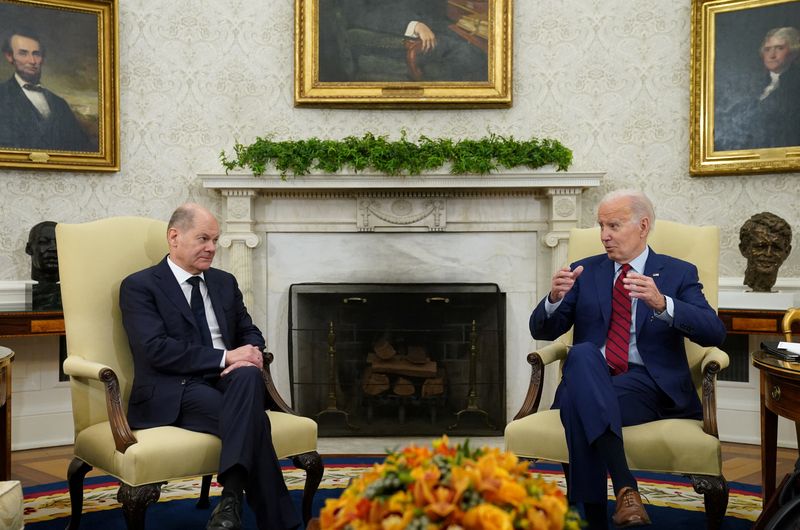 &copy; Reuters. الرئيس الأمريكي جو بايدن والمستشار الألماني أولاف شولتس خلال اجتماع في المكتب البيضاوي بالبيت الأبيض في واشنطن يوم الجمعة. تصوير: كيفن لاما