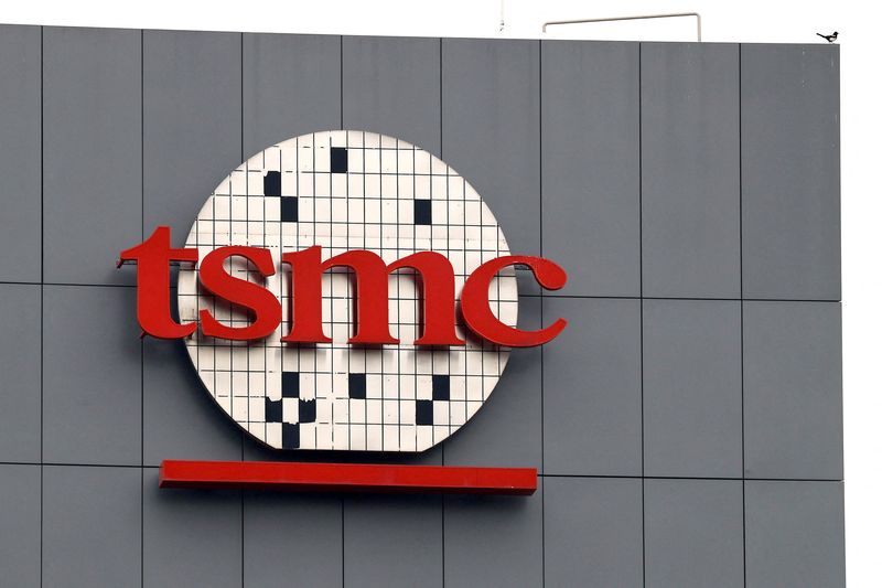 © Reuters. FILE PHOTO: Taiwanse chip giant TSMC's logo can be seen in Tainan, Taiwan December 29, 2022.REUTERS/Ann Wang