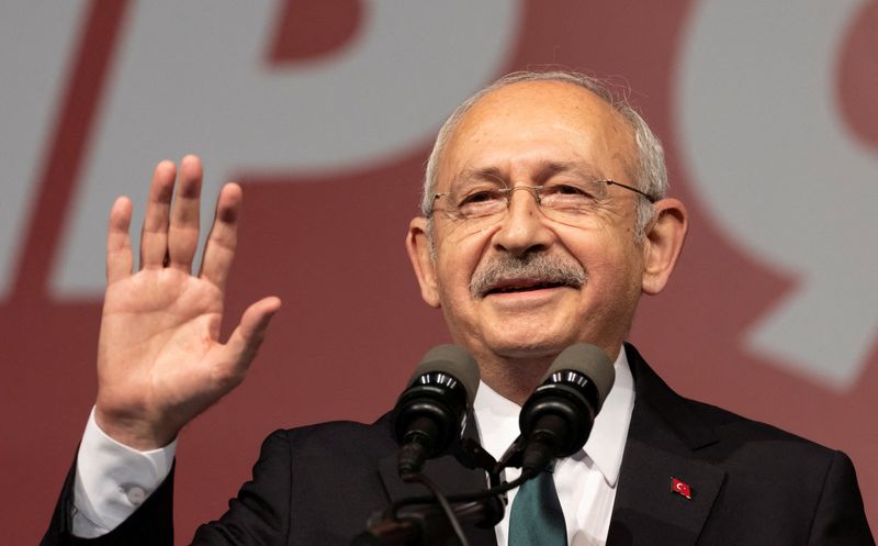 &copy; Reuters. FILE PHOTO: Turkey's main opposition Republican People's Party (CHP) leader Kemal Kilicdaroglu addresses his supporters during a rally to oppose the conviction and political ban of Istanbul Mayor Ekrem Imamoglu, a popular rival to Recep Tayyip Erdogan, th
