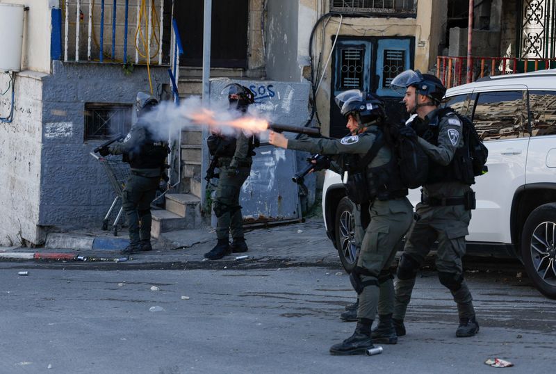 &copy; Reuters. قوات الشرطة الإسرائيلية تشتبك مع فلسطينيين في القدس الشرقية يوم الجمعة. تصوير: عمار عوض - رويترز 
