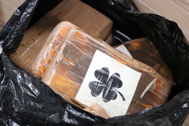 &copy; Reuters. FOTO DE ARCHIVO-Ladrillos de cocaína supuestamente recuperados por la Policía de Nueva Zelanda, Aduanas y NZDF en el mar, en Nueva Zelanda, en esta imagen sin fecha publicada el 8 de febrero de 2023. New Zealand Police/Handout via REUTERS. ATENCIÓN EDI