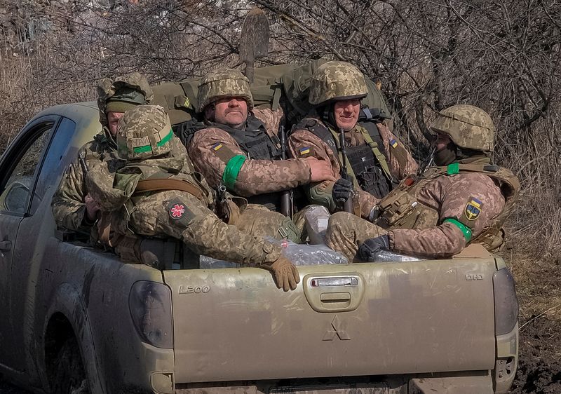 &copy; Reuters. Militares ucranianos montan en un vehículo militar, en medio del ataque de Rusia a Ucrania, cerca de la ciudad de Bajmut, en la región de Donetsk, Ucrania. 3 de marzo de 2023. REUTERS/Alex Babenko