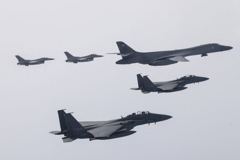 &copy; Reuters. Un bombardero B-1B de la Fuerza Aérea de Estados Unidos y aviones de combate F-15K y KF-16 de la Fuerza Aérea de Corea del Sur participan en un simulacro aéreo conjunto en Corea del Sur. 3 de marzo de 2023.  Ministerio de Defensa de Corea del Sur/Hando