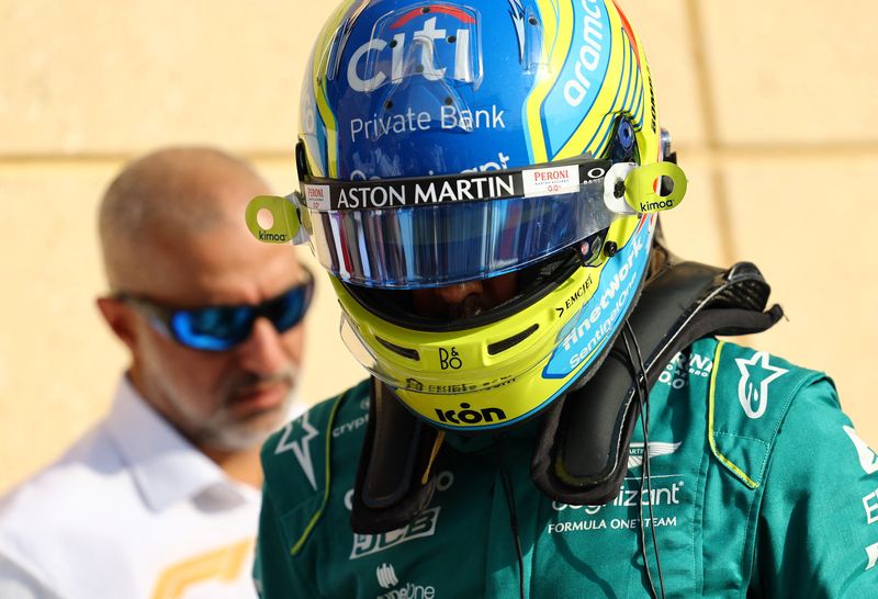 &copy; Reuters. فرناندو ألونسو سائق أستون مارتن خلال التجارب لسباق جائزة البحرين الكبرى في الصخير يوم السبت. تصوير: رولا روهانا - رويترز.
