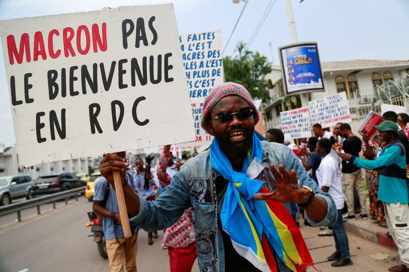 &copy; Reuters. Des congolais protestent contre la visite de Macron, devant l'ambassade de France à Kinshasa. /Photo prise le 1er mars 2023/REUTERS/Justin Makangara