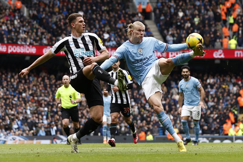 &copy; Reuters. Soccer Football - Premier League - Manchester City v Newcastle United - Etihad Stadium, Manchester, Britain - March 4, 2023 Newcastle United's Sven Botman in action with Manchester City's Erling Braut Haaland Action Images via Reuters/Jason Cairnduff  