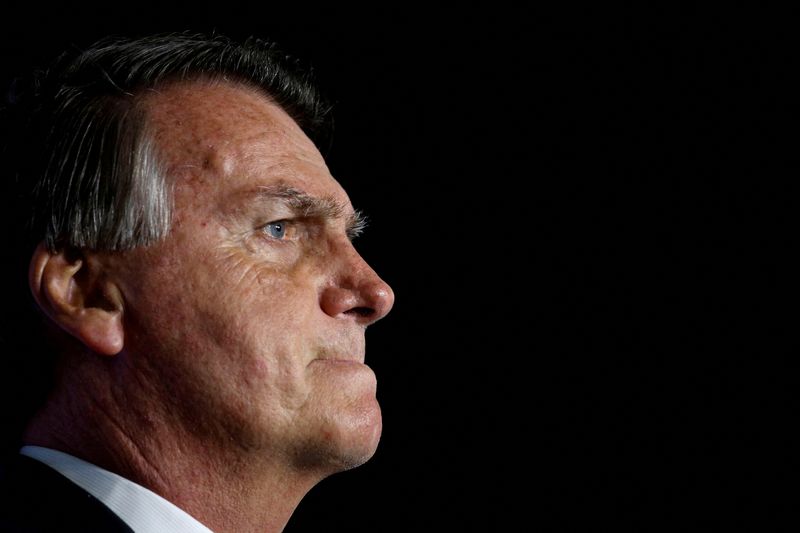 &copy; Reuters. FOTO ARCHIVO: El expresidente brasileño Jair Bolsonaro observa durante el evento "Power of The People" organizado por Turning Point USA en Trump National Doral Miami Resort en Doral, Florida, Estados Unidos. 3 de febrero de 2023. REUTERS/Marco Bello/