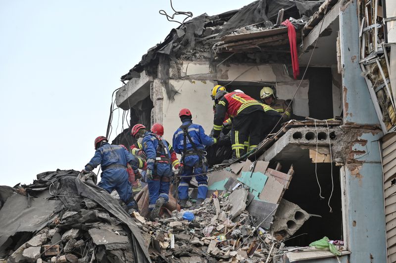 &copy; Reuters. Rescuers carry the body of a person found at a site of a residential building heavily damaged by a recent Russian missile strike, amid Russia's attack on Ukraine, in Zaporizhzhia, Ukraine March 4, 2023. REUTERS/Stringer