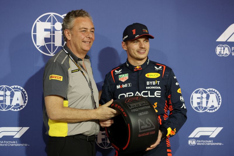 © Reuters. Fórmula Uno F1 - Gran Premio de Baréin - Circuito Internacional de Baréin, Sakhir, Baréin - 4 de marzo de 2023. Max Verstappen de Red Bull celebra con un premio después de clasificarse en la pole position. REUTERS/Nir Elias