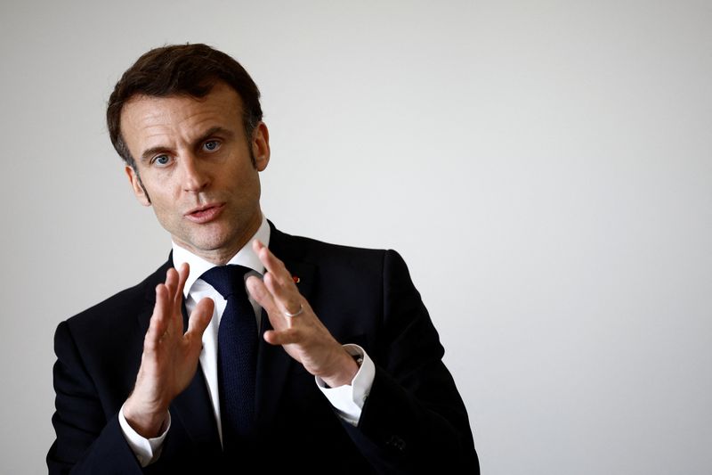 &copy; Reuters. Emmanuel Macron lors d'une visite au ollège Jean Lartaut à Jarnac. /Photo prise le REUTERS/Stéphane Mahé