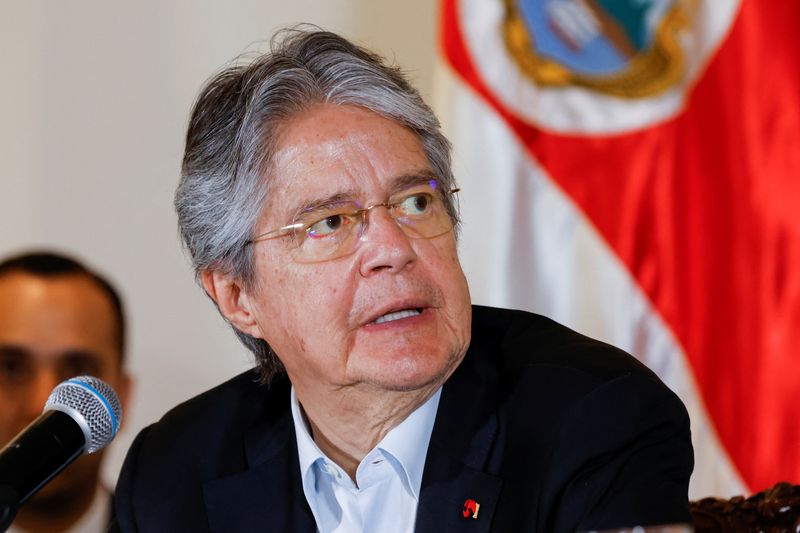 &copy; Reuters. El presidente de Ecuador, Guillermo Lasso, habla durante una rueda de prensa con el presidente de Costa Rica, Rodrigo Chaves (no en la foto) en el museo Rafael Ángel Calderón Guardia en San José, Costa Rica. 1 de marzo de 2023. REUTERS/Mayela Lopez