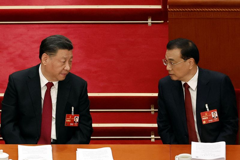© Reuters. Chinese President Xi Jinping and Li Keqiang talk at the opening session of the National People's Congress (NPC) at the Great Hall of the People in Beijing, China March 5, 2023. REUTERS/Thomas Peter