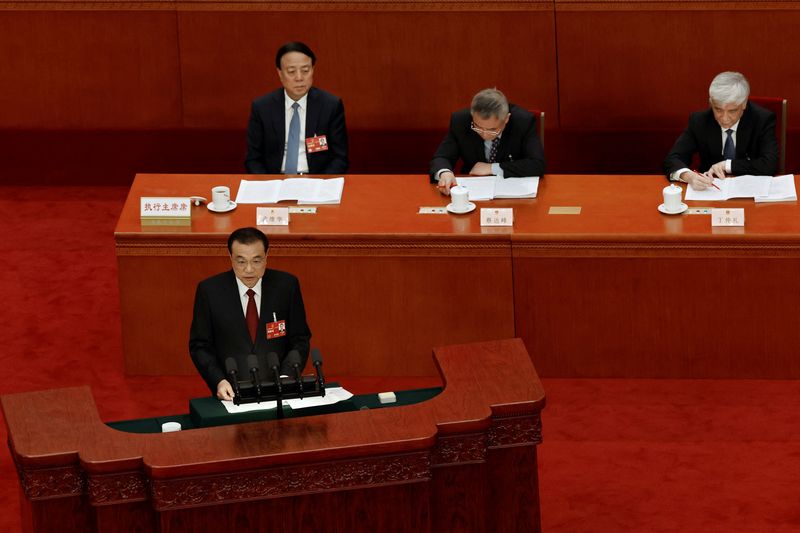 &copy; Reuters. 　    中国全国人民代表大会が５日、北京の人民大会堂で開幕した。李克強首相は政府活動報告で、２３年の経済成長率の目標を５％前後とし、昨年の目標（５．５％前後）より低く設定し