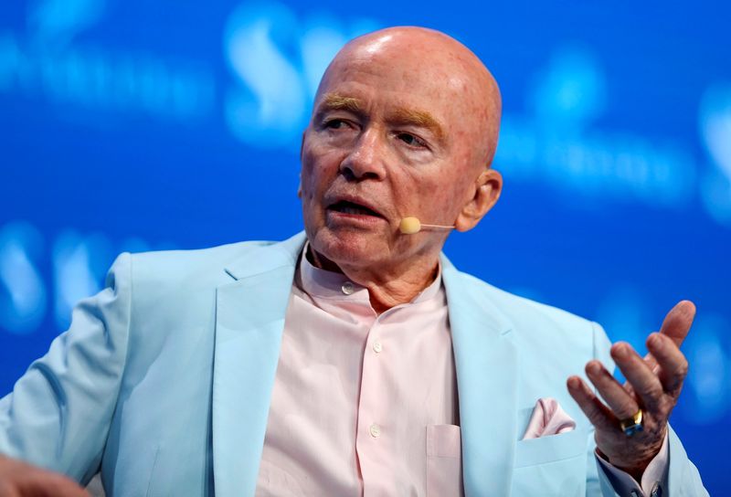 &copy; Reuters. FILE PHOTO: Mark Mobius, executive chairman at Templeton Emerging Markets Group, speaks during the SALT conference in Las Vegas, Nevada, U.S. May 17, 2017.  REUTERS/Richard Brian