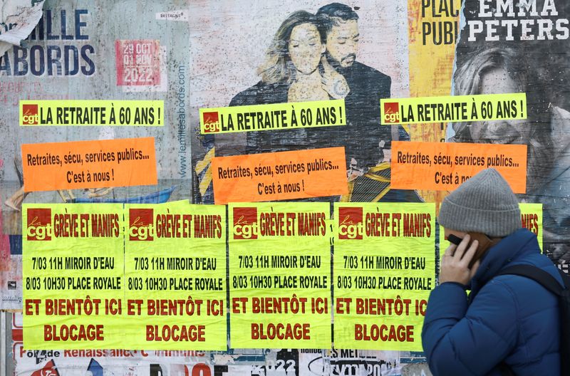 &copy; Reuters. Affiches du syndicat français CGT contre le plan de réforme des retraites du gouvernement français à Bouguenais, près de Nantes. /Photo prise le 3 mars 2023/REUTERS/Stephane Mahe