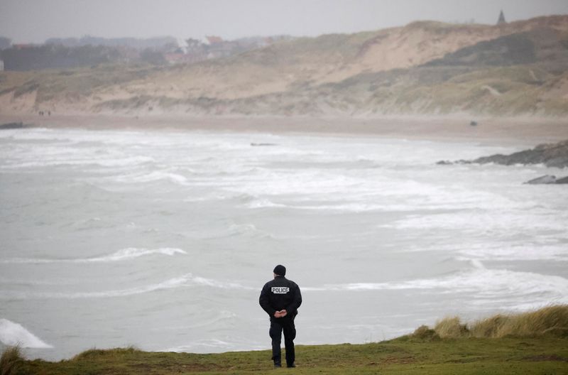 &copy; Reuters. La police française patrouille près de la mer le long des dunes du Slack à Wimereux, près de Calais, en France. /Photo prise le 15 décembre 2021/REUTERS/Stephane Mahe