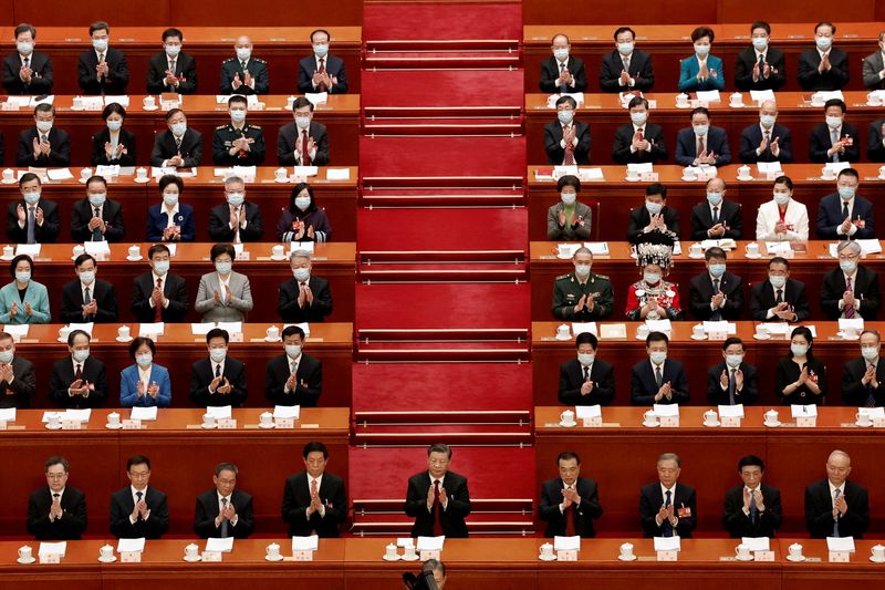 &copy; Reuters. El presidente chino Xi Jinping y otros funcionarios aplauden en la sesión de apertura de la Asamblea Popular Nacional (APN) en el Gran Salón del Pueblo en Pekín, China. 5 de marzo de 2023. REUTERS/Thomas Peter