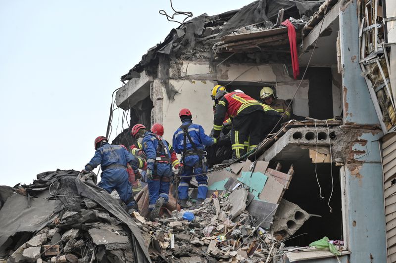 &copy; Reuters. رجال إنقاذ يحملون جثمان شخص تم العثور عليه بموقع مبنى سكني متضرر بفعل قصف صاروخي روسي على مدينة زابوريجيا بأوكرانيا يوم السبت في صورة لرويت