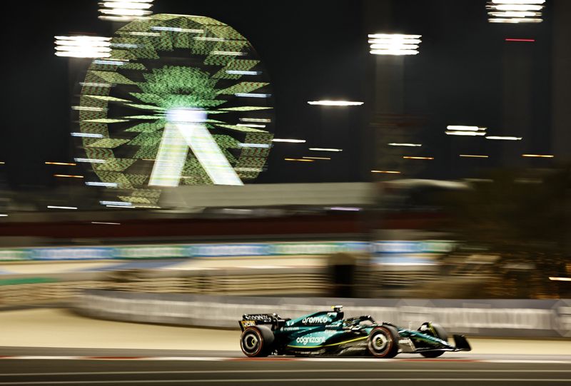 &copy; Reuters. Fórmula Uno F1 - Gran Premio de Baréin - Circuito Internacional de Baréin, Sakhir, Baréin - 3 de marzo de 2023. Fernando Alonso, de Aston Martin, durante los entrenamientos. REUTERS/Hamad I Mohammed