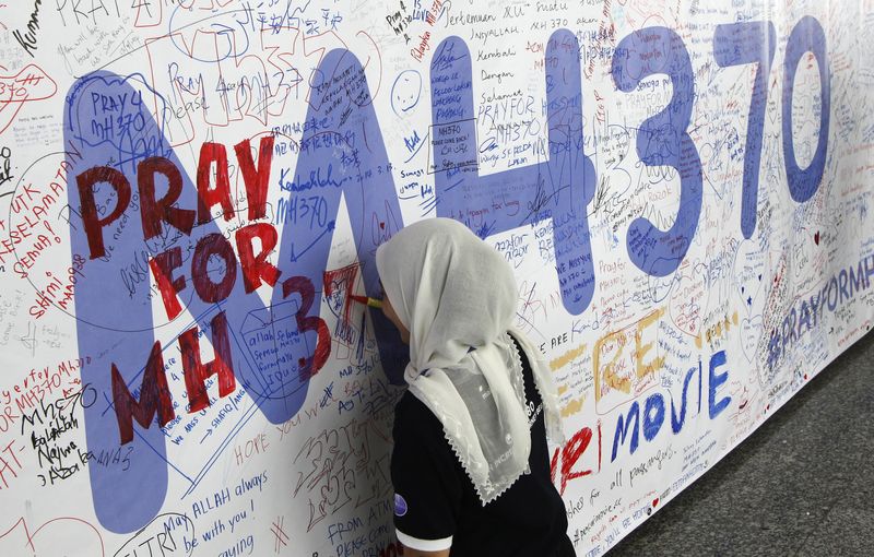 &copy; Reuters. جدارية تحمل أمنيات طيبة لركاب طائرة الخطوط الجوية الماليزية إم.إتش 370 المفقودة بمطار كوالالمبور الدولي في ماليزيا بصورة من أرشيف رويترز.