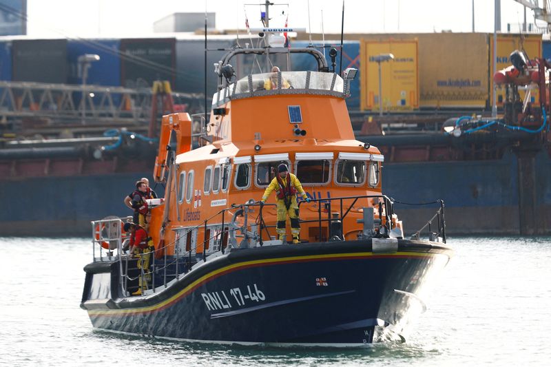 © Reuters. FILE PHOTO: Rescue workers stand on board an RNLI lifeboat, amid a rescue operation of a missing migrant boat, at the Port of Dover in Dover, Britain December 14, 2022. REUTERS/Peter Nicholls/File Photo