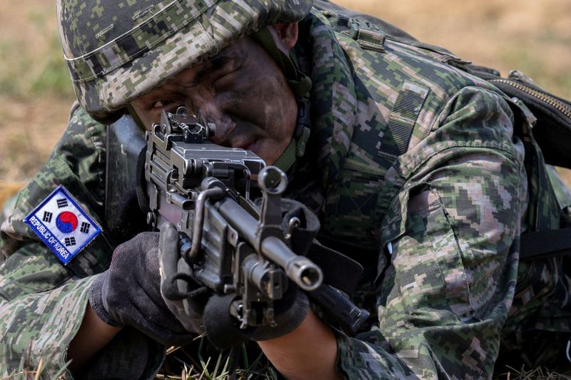 &copy; Reuters. جندي كوري جنوبي يشارك في تدريب هجومي ضمن تدريبات (كوبرا جولد) العسكرية المشتركة في تايلاند يوم الثالث من مارس آذار 2023. تصوير: أتيت بيراونجميت
