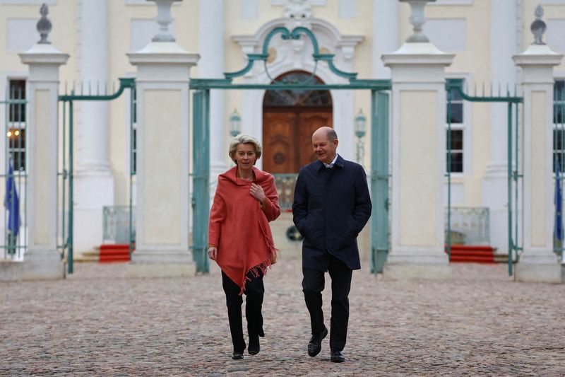 &copy; Reuters. El canciller alemán Olaf Scholz y la presidenta de la Comisión Europea Ursula von der Leyen caminan tras una reunión a puerta cerrada del gabinete alemán en la casa de huéspedes del gobierno en Schloss Meseberg, cerca de Gransee, Alemania. 5 de marzo