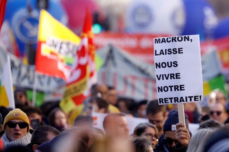 &copy; Reuters. FILE PHOTO: Protesters attend a demonstration against French government's pension reform plan in Paris as part of the third day of national strike and protests in France, February 7, 2023. The placard reads "Macron, let us live our retirement". REUTERS/Ch