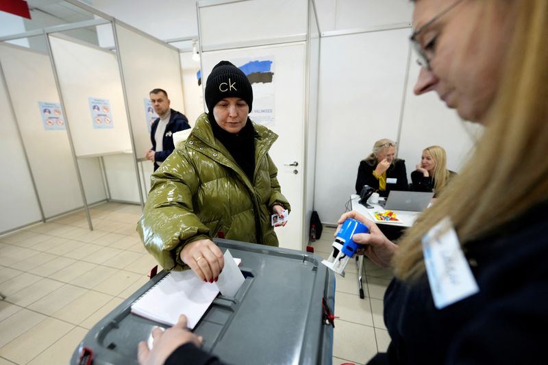 &copy; Reuters. A woman casts her vote during a general election in Parnu, Estonia March 5, 2023. REUTERS/Ints Kalnins