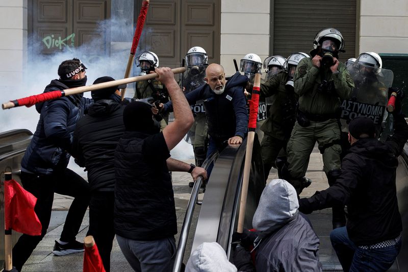 &copy; Reuters. متظاهرون وأفراد شرطة مكافحة الشغب أثناء اشتباكات في أثينا في اليونان يوم الأحد.  تصوير: ألكيس كونستانتينيديس - رويترز.