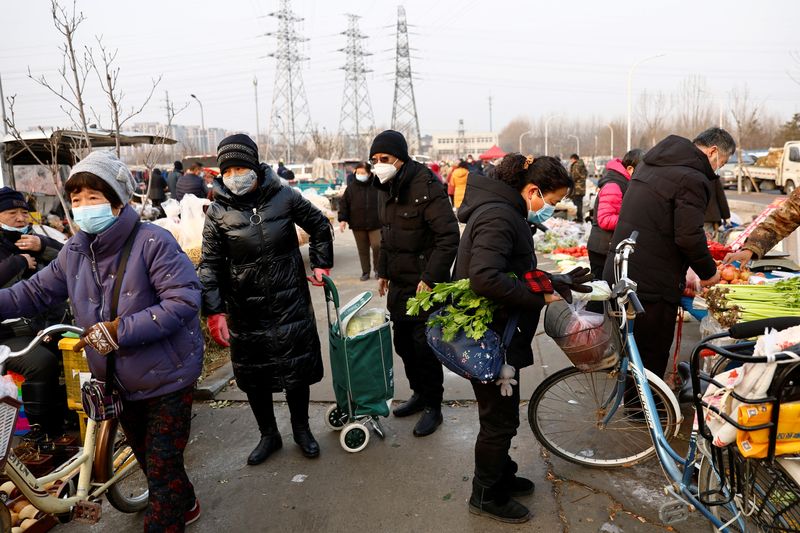 &copy; Reuters. FILE PHOTO: People shop ahead of the Chinese Lunar New Year at an outdoor market in Beijing, China January 13, 2023. REUTERS/Tingshu Wang